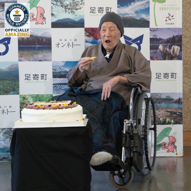 Người đàn ông nhiều tuổi nhất thế giới sống lâu nhờ ăn kẹo và tắm suối nước nóng - 2