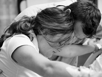 Vượt cạn đau như   chết đi sống lại  , chồng nên làm gì để giúp vợ?