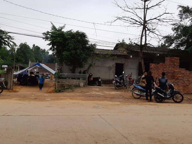 Mẹ đi mua mỳ tôm, bé trai 8 tuổi bị kẻ lạ mặt vào nhà chém tử vong