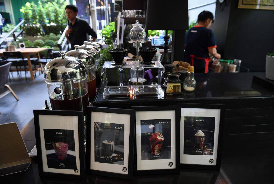 Để được giảm giá, chủ quán amp;#34;bá đạoamp;#34; yêu cầu khách nằm vào quan tài trước khi gọi đồ uống - 3