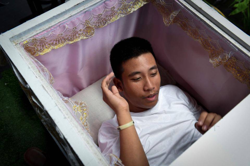 Để được giảm giá, chủ quán amp;#34;bá đạoamp;#34; yêu cầu khách nằm vào quan tài trước khi gọi đồ uống - 2