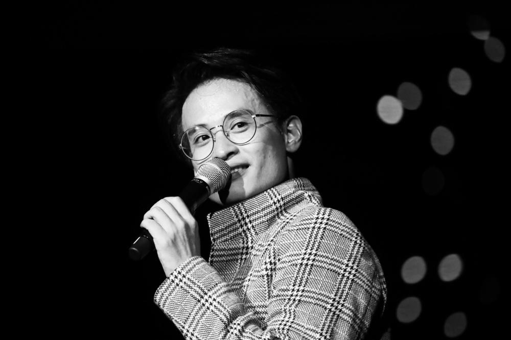 Hà Anh Tuấn bất ngờ nhường sân khấu giúp fan nam cầu hôn người yêu - 1