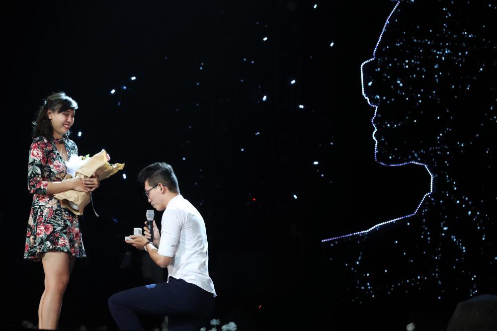 Hà Anh Tuấn bất ngờ nhường sân khấu giúp fan nam cầu hôn người yêu - 5