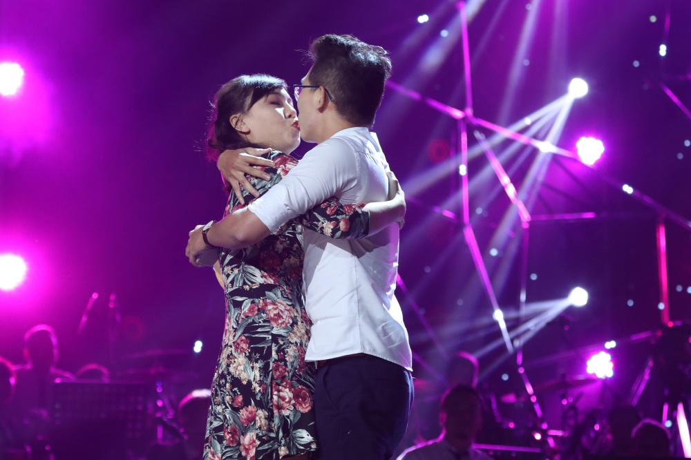 Hà Anh Tuấn bất ngờ nhường sân khấu giúp fan nam cầu hôn người yêu - 6