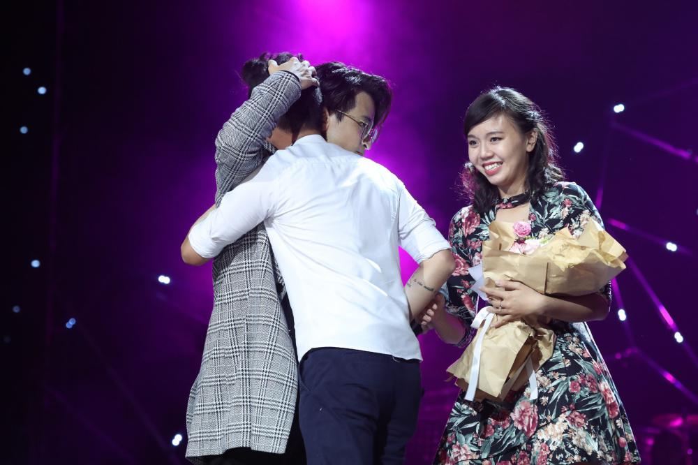 Hà Anh Tuấn bất ngờ nhường sân khấu giúp fan nam cầu hôn người yêu - 7