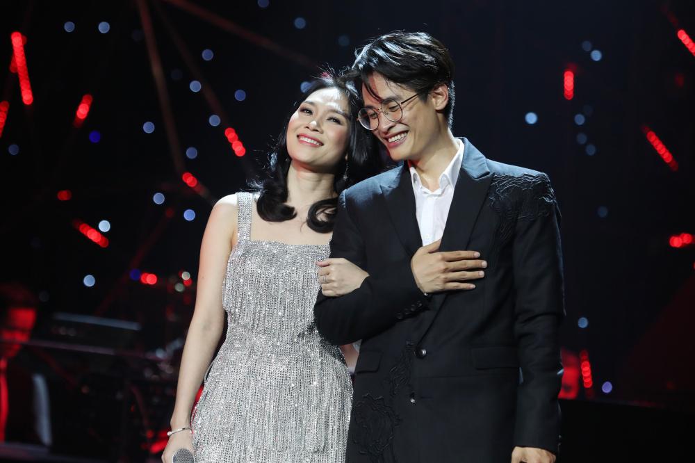 Hà Anh Tuấn bất ngờ nhường sân khấu giúp fan nam cầu hôn người yêu - 8