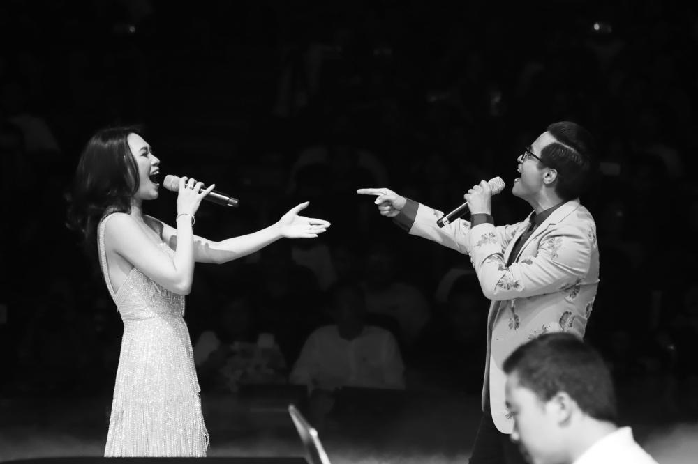 Hà Anh Tuấn bất ngờ nhường sân khấu giúp fan nam cầu hôn người yêu - 10