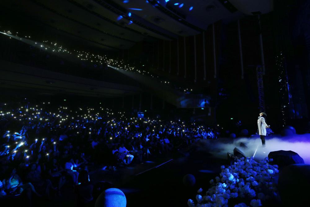 Hà Anh Tuấn bất ngờ nhường sân khấu giúp fan nam cầu hôn người yêu - 3