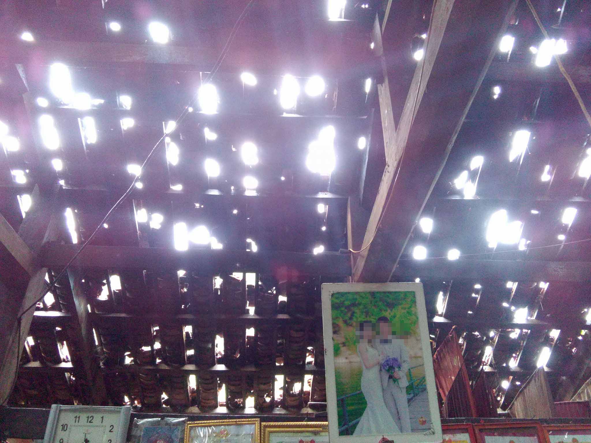 Xót xa hình ảnh nóc nhà thủng lỗ chỗ, vườn mận non dập nát do mưa đá ở Bắc Kạn - 4