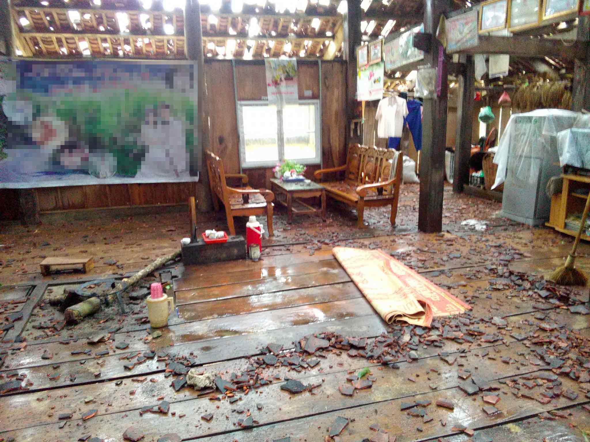 Xót xa hình ảnh nóc nhà thủng lỗ chỗ, vườn mận non dập nát do mưa đá ở Bắc Kạn - 1