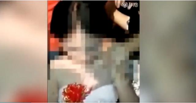 Nhức mắt cảnh hàng chục khách mời nam vây quanh amp;#39;sàm sỡamp;#39; phù dâu trong đám cưới - 1