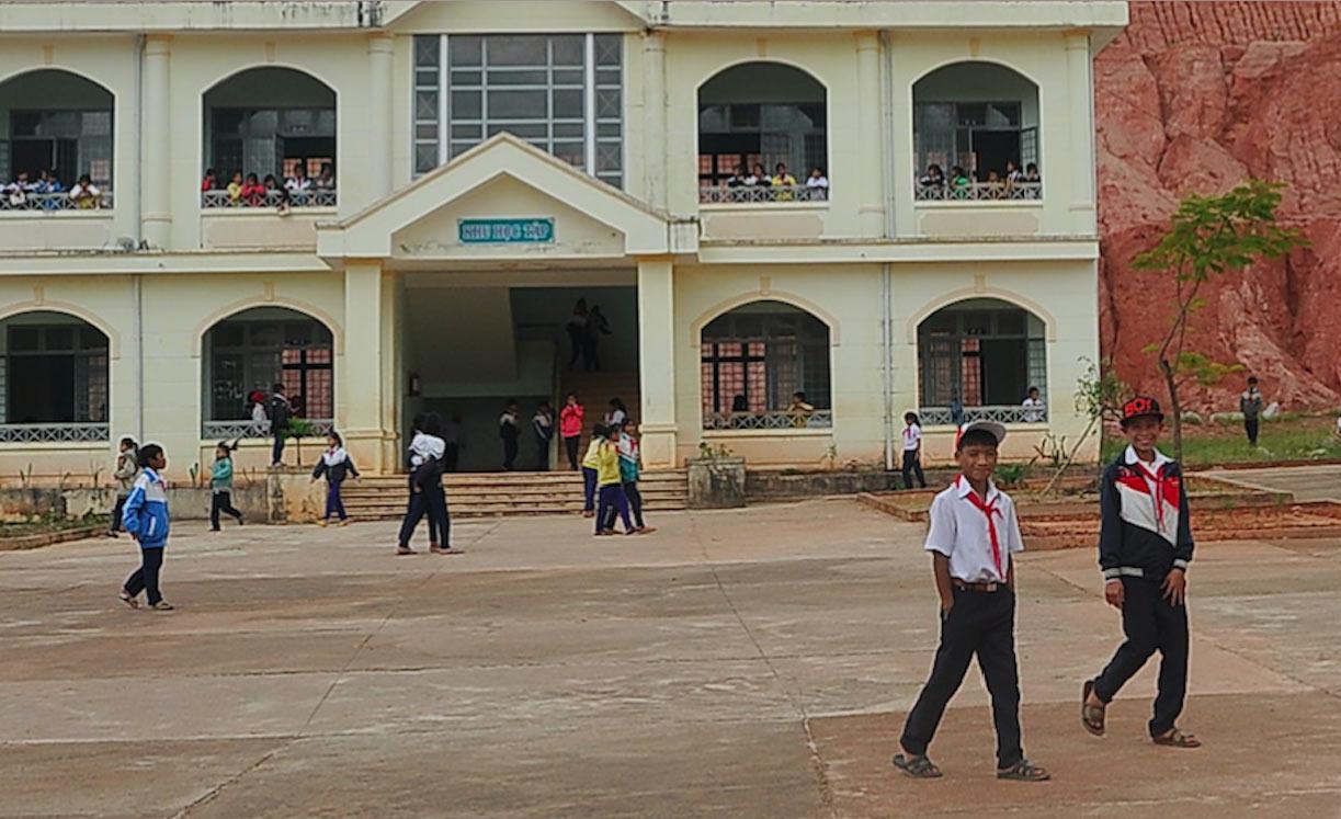 Thầy giáo tố bị hiệu trưởng đánh vì... từ chối đi nhậu - 1