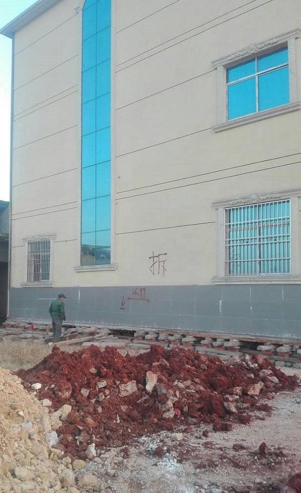 Bác nông dân khiến cả làng amp;#34;choáng vángamp;#34; vì di chuyển nhà 1000 tấn sang chỗ khác như thần - 1