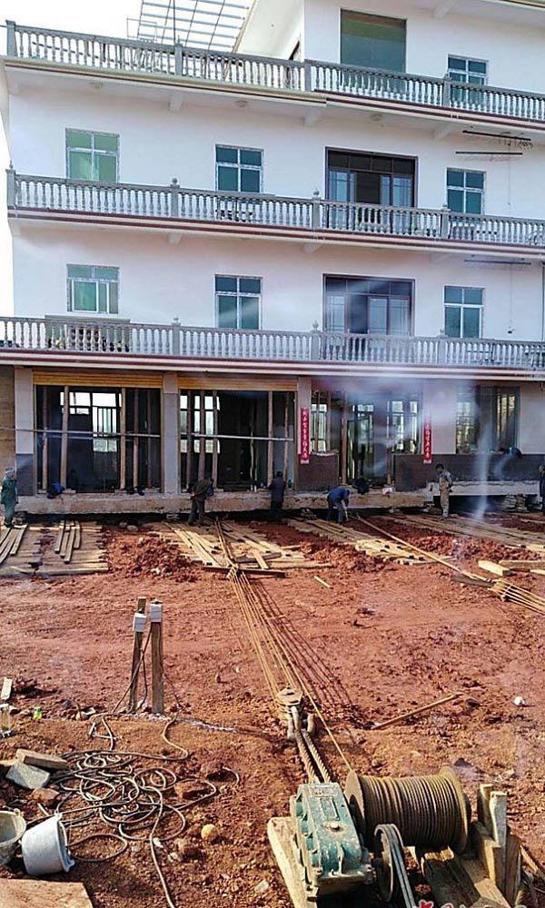 Bác nông dân khiến cả làng amp;#34;choáng vángamp;#34; vì di chuyển nhà 1000 tấn sang chỗ khác như thần - 4