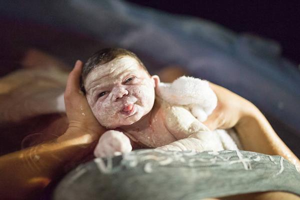 Ca sinh êm ái của bà mẹ vừa đẻ con vừa ngắm hoàng hôn ngay trong vườn nhà - 7