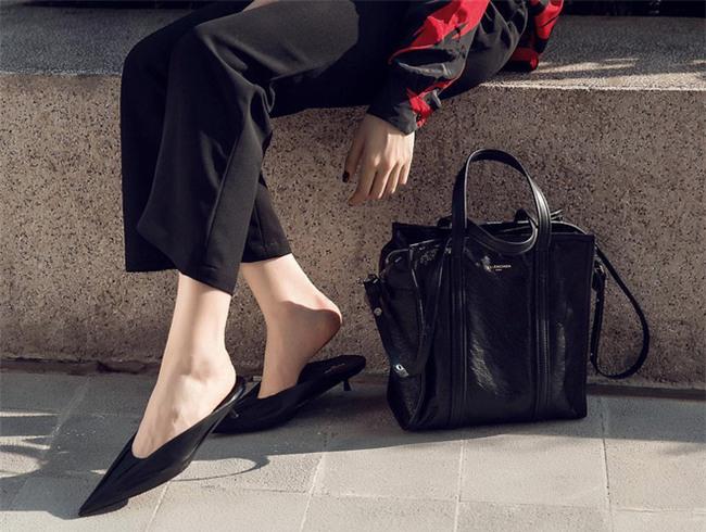 Chán giày cao gót, sao Việt chi hàng chục triệu cho kiểu dép... amp;#34;loẹt quẹtamp;#34; - 9