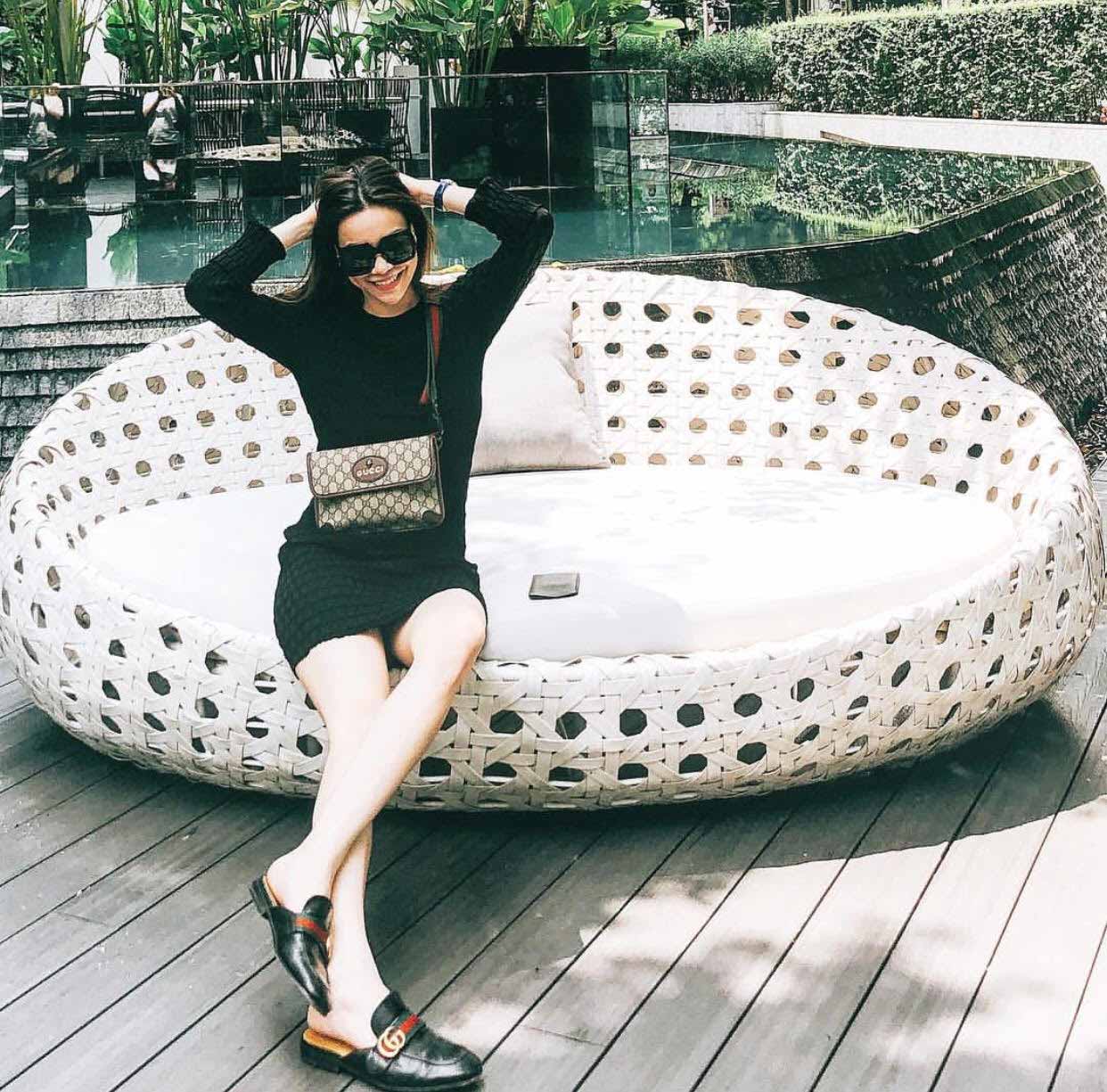 Chán giày cao gót, sao Việt chi hàng chục triệu cho kiểu dép... amp;#34;loẹt quẹtamp;#34; - 2