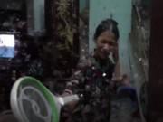 Clip Eva - Cụ bà một mình cần vợt điện chống lại đàn mối ồ ạt tấn công ngôi nhà