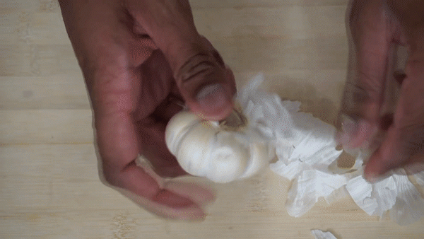 Mẹo trồng tỏi trong cốc nhựa cực kỳ đơn giản, mấy tháng sau có tỏi sạch ăn mãi không hết - 1