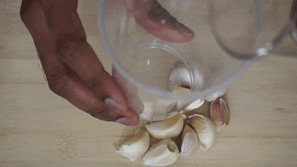 Mẹo trồng tỏi trong cốc nhựa cực kỳ đơn giản, mấy tháng sau có tỏi sạch ăn mãi không hết - 3