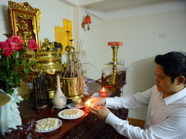 A householder and glutinous rice cakes on his altar on Cold Food Festival (source: Internet)