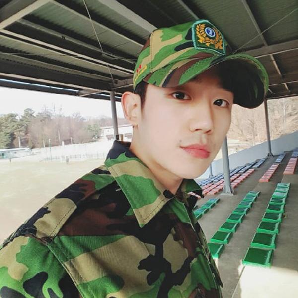 17 điều chưa từng tiết lộ về amp;#34;phi côngamp;#34; Jung Hae In trong Chị Đẹp Mua Cơm Cho Tôi - 2
