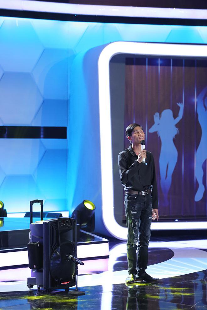 Cùng cảnh phải xa chồng, Việt Hương bật khóc trước vợ của chàng hát rong khiếm thị - 1