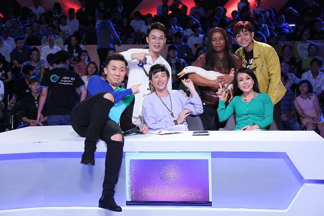 Cùng cảnh phải xa chồng, Việt Hương bật khóc trước vợ của chàng hát rong khiếm thị - 8