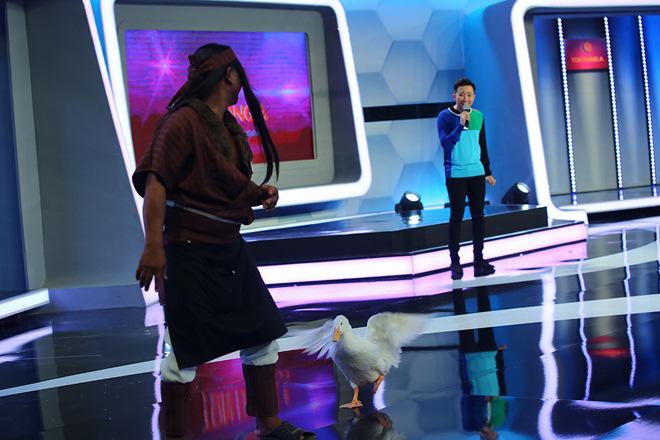 Cùng cảnh phải xa chồng, Việt Hương bật khóc trước vợ của chàng hát rong khiếm thị - 7