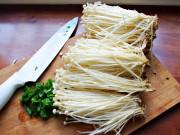 Nhà đẹp - Tự trồng nấm kim châm tại nhà rất dễ, 2 tuần là ăn "đã đời", tội gì không trồng ngay