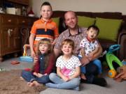 Làm mẹ - Chuyện về ông bố đồng tính và 4 đứa con khuyết tật truyền cảm hứng sống khắp nước Anh