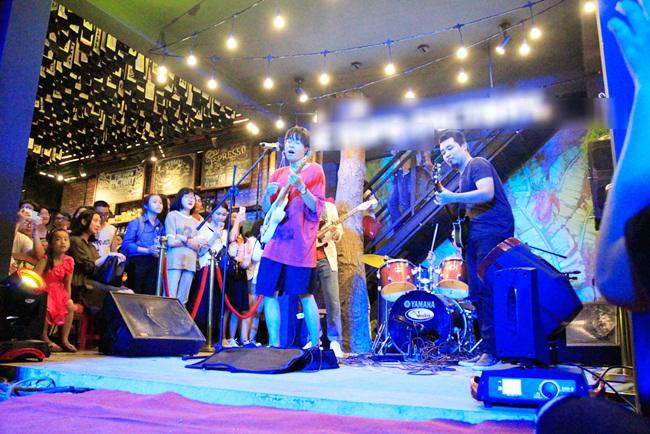 4 gã trai đang lớn của Ngọt amp;#34;cháy hết mìnhamp;#34; cùng khán giả Hội An - 2