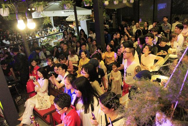 4 gã trai đang lớn của Ngọt amp;#34;cháy hết mìnhamp;#34; cùng khán giả Hội An - 6
