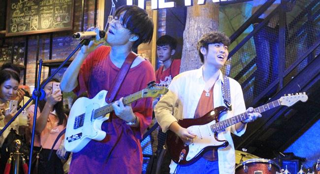 4 gã trai đang lớn của Ngọt amp;#34;cháy hết mìnhamp;#34; cùng khán giả Hội An - 4