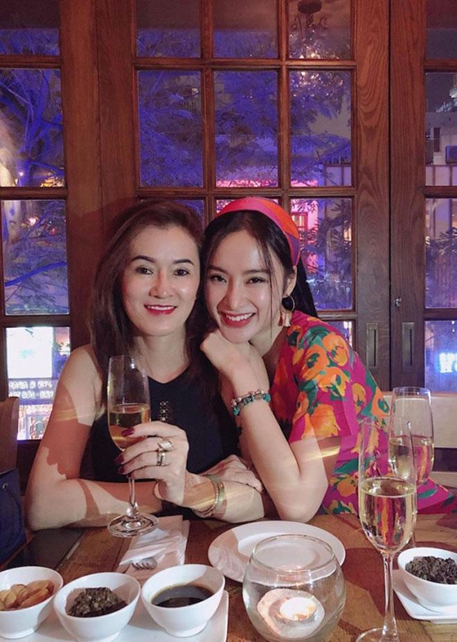Mẹ Angela Phương Trinh amp;#34;khoeamp;#34; vẻ ngoài trẻ trung bất ngờ - 3