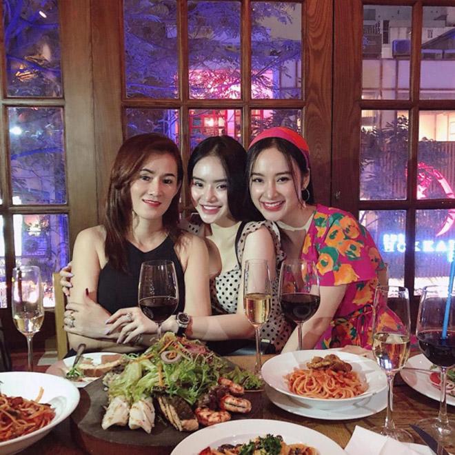 Mẹ Angela Phương Trinh amp;#34;khoeamp;#34; vẻ ngoài trẻ trung bất ngờ - 4