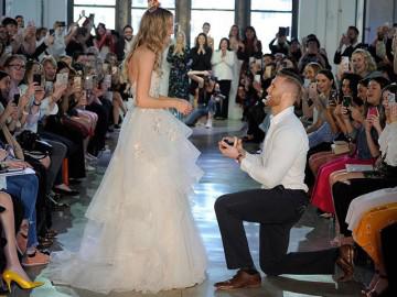 Đang trình diễn váy cưới, cô người mẫu này bất ngờ có luôn được chồng đẹp trai!