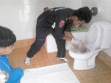 Bồn cầu nhà vệ sinh bị tắc, thợ sửa ống nước phát hiện thứ kinh hoàng này bên trong