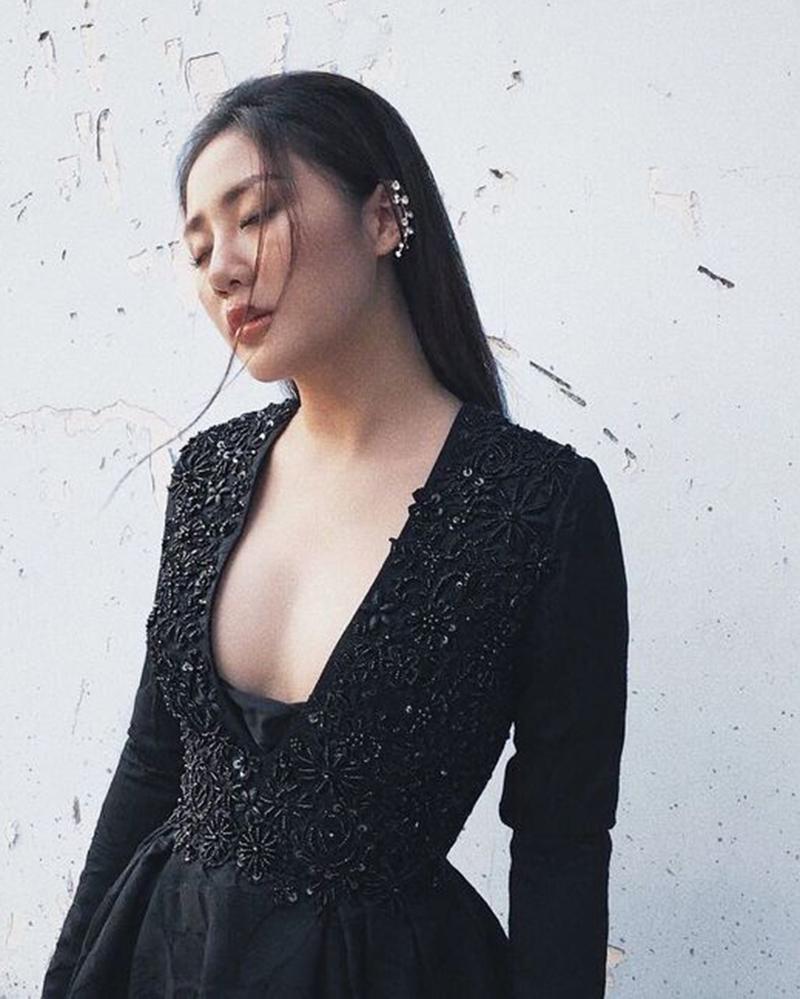 Văn Mai Hương thông minh diện váy xẻ ngực hợp dáng rất tinh tế.
