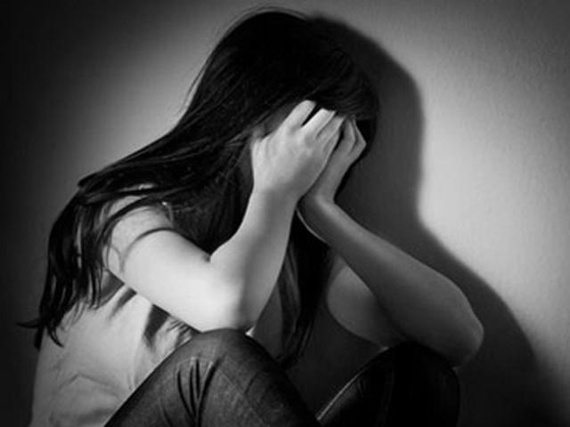 Mắc bệnh lạ từ lúc chào đời, bé gái 8 tuổi mỗi ngày phải thay tới 6 chiếc quần lót
