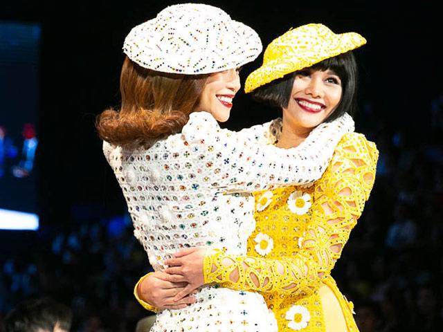 Khoảnh khắc đáng nhớ: Đôi bạn thân Thanh Hằng, Hồ Ngọc Hà nắm chặt tay nhau catwalk!