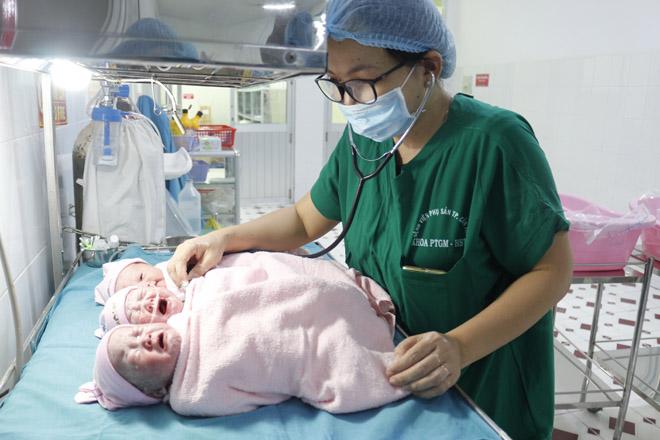 Mang đa thai hiếm gặp tại vết mổ cũ, sản phụ sinh 3 thiên thần đáng yêu, nặng trên 2,5kg - 1