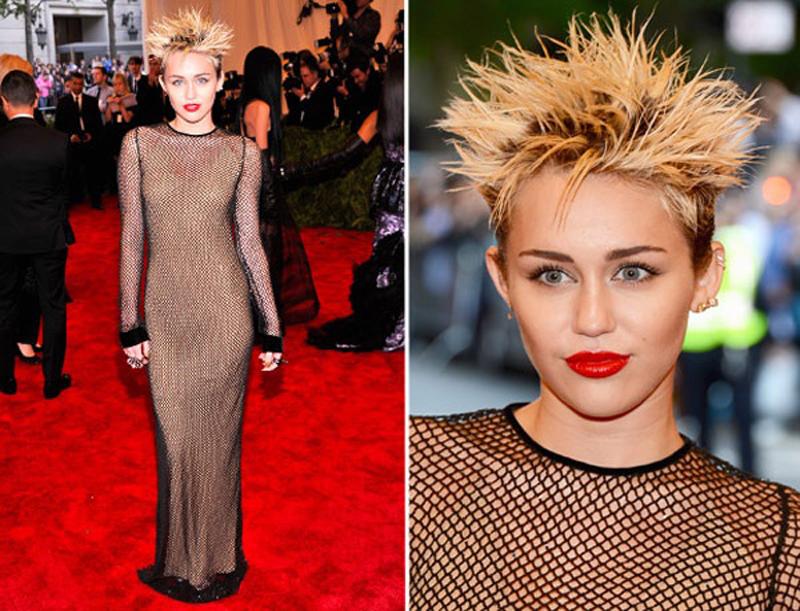 Miley Cyrus để tóc dựng ngược như quả chôm chôm khi xuất hiện trên thảm đỏ.
