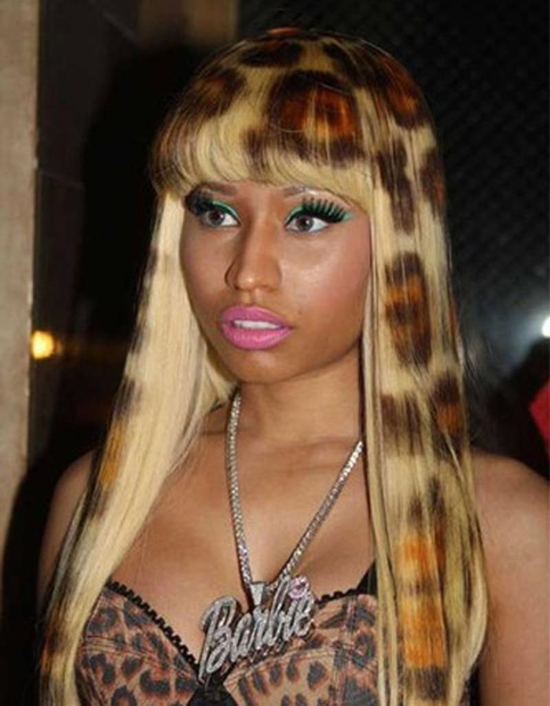Nicki Minaj chịu chơi khi nhuộm tóc da báo đồng điệu với váy.
