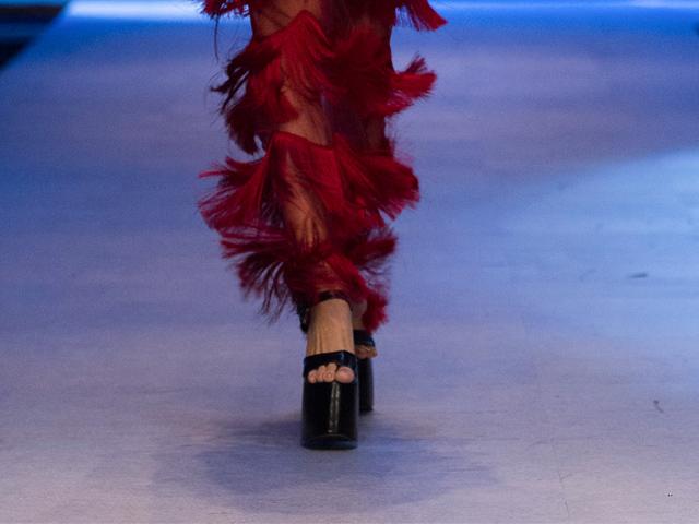 Hoa hậu Hương Giang có màn catwalk cực đỉnh trên đôi giày cao đến 25cm - 2