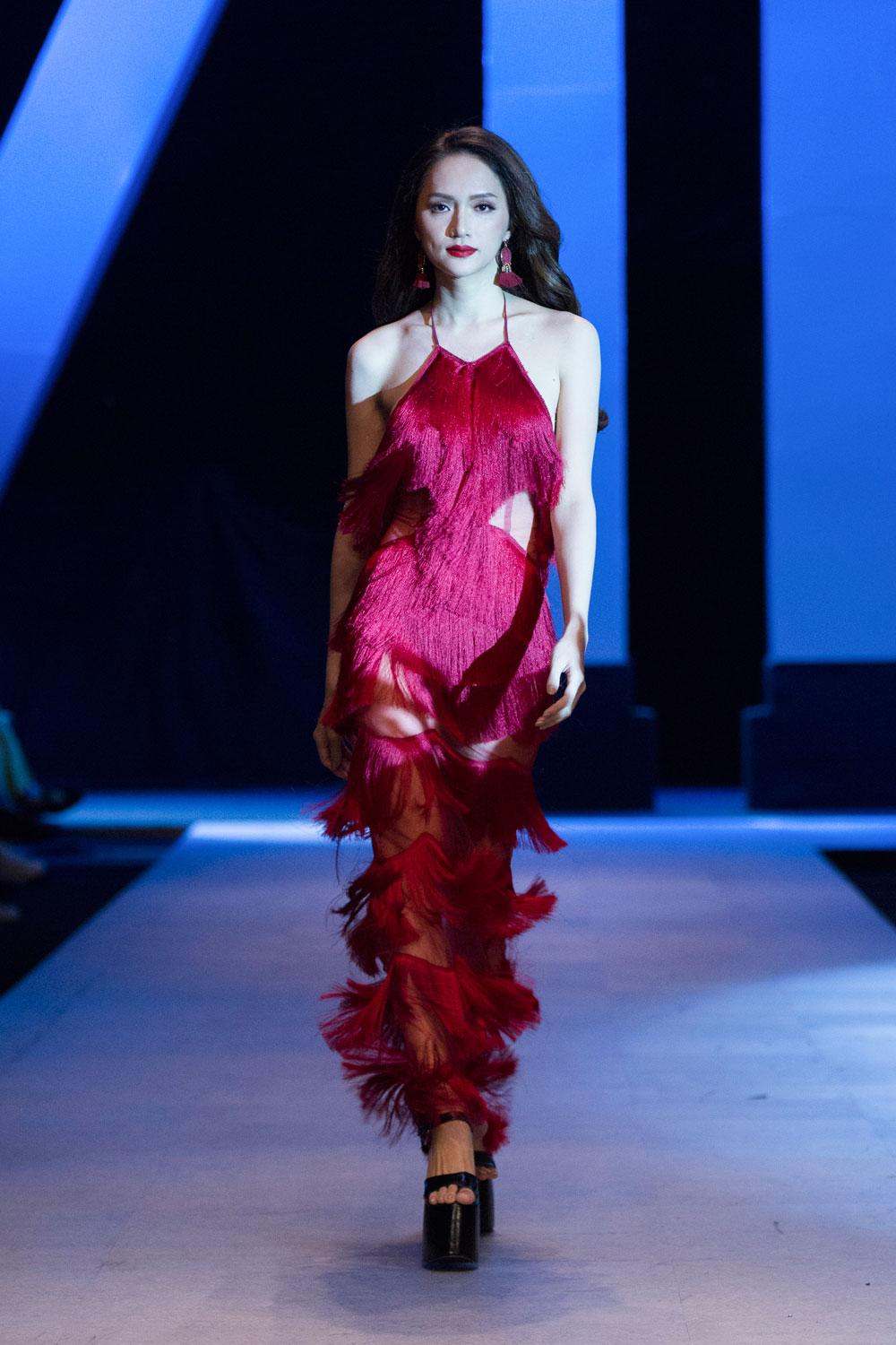Hoa hậu Hương Giang có màn catwalk cực đỉnh trên đôi giày cao đến 25cm - 1