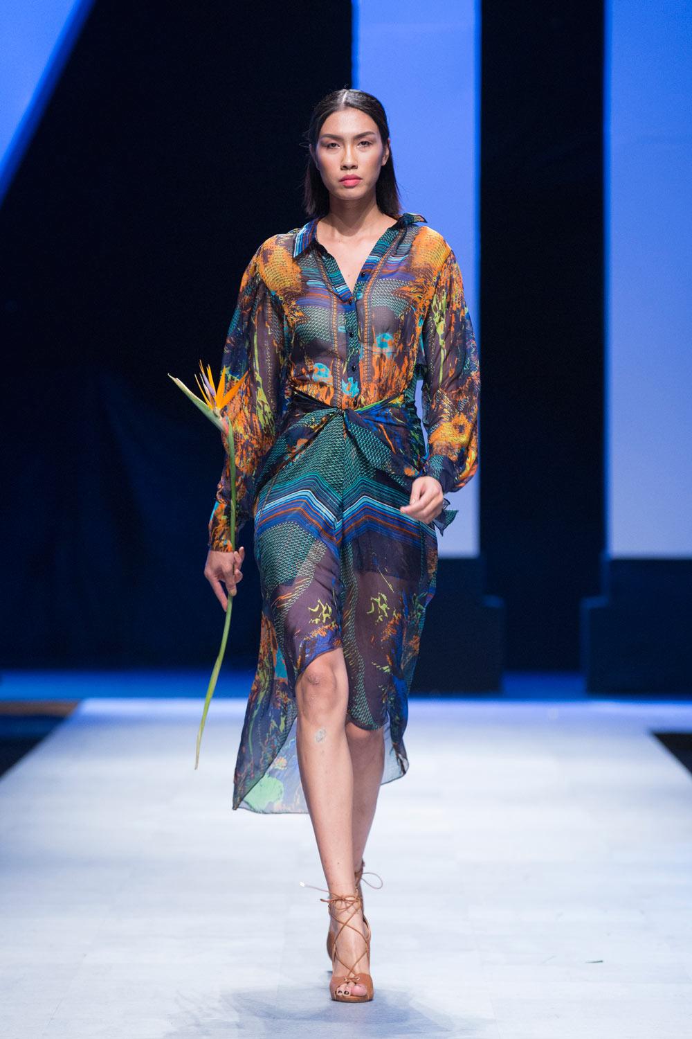 Hoa hậu Hương Giang có màn catwalk cực đỉnh trên đôi giày cao đến 25cm - 6