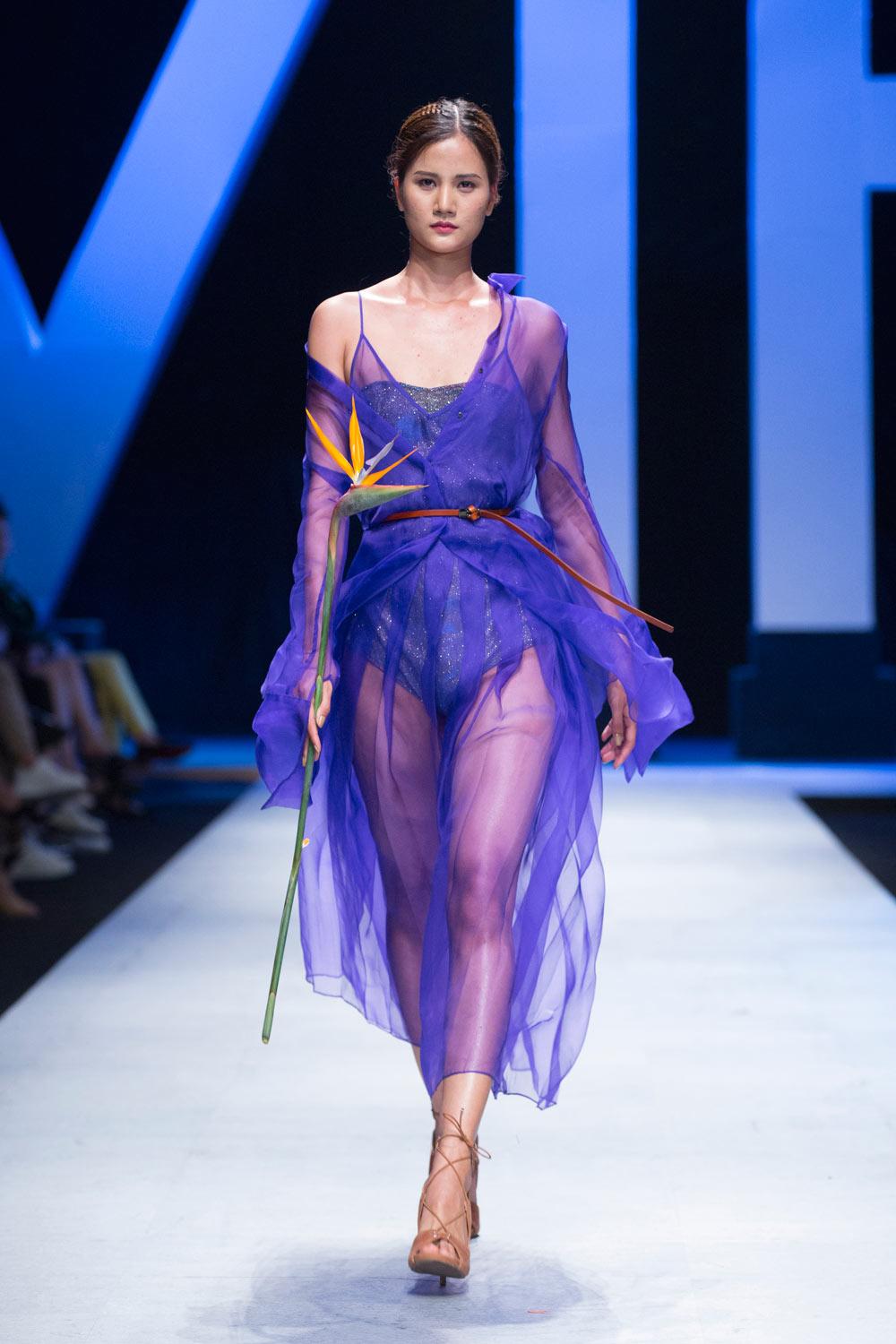 Hoa hậu Hương Giang có màn catwalk cực đỉnh trên đôi giày cao đến 25cm - 7