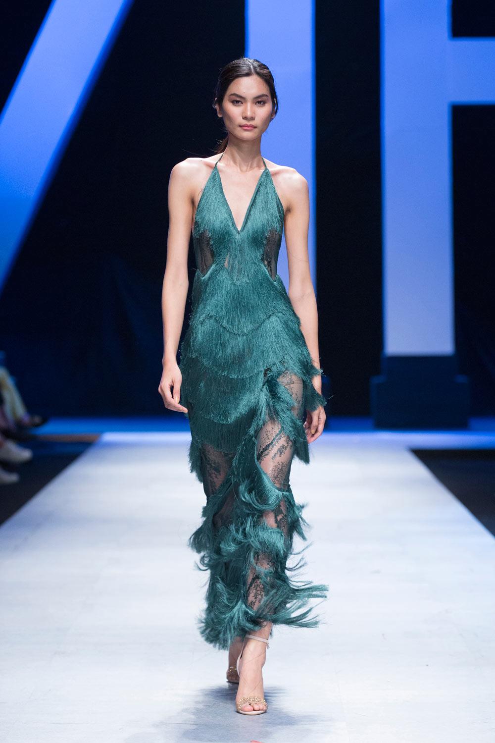Hoa hậu Hương Giang có màn catwalk cực đỉnh trên đôi giày cao đến 25cm - 3