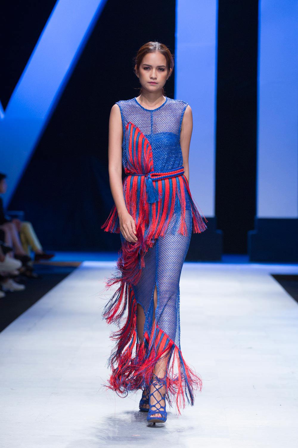Hoa hậu Hương Giang có màn catwalk cực đỉnh trên đôi giày cao đến 25cm - 4